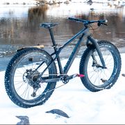 Bicycle wheel, Bicycle part, Bicycle tire, Bicycle, Vehicle, Snow, Bicycle frame, Spoke, Tire, Bicycle fork, 